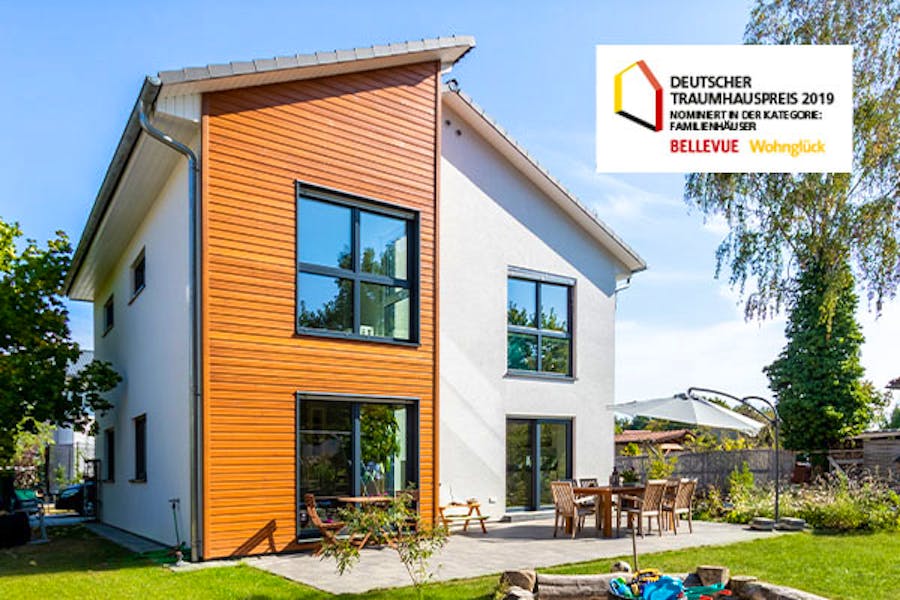 Inspiriert von klassischen Schwedenhäusern verbindet die Architektur dieses STREIF-Hauses ein modernes Satteldach, natürliche Holzdetails, graphitfarbene Fenster und großzügige Glasflächen zu einem unverwechselbaren Gesamtbild. 
Das Ergebnis wurde beim Deutschen Traumhauspreis 2019 mit Silber ausgezeichnet.