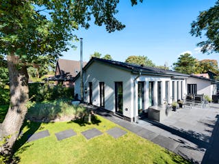 Massivhaus Bungalow Zingst von ROTH MASSIVHAUS Schlüsselfertig ab 333500€, Bungalow Außenansicht 2