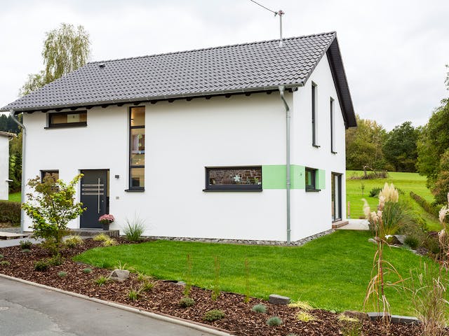 Fertighaus Fortuna von Büdenbender Hausbau, Satteldach-Klassiker Außenansicht 2