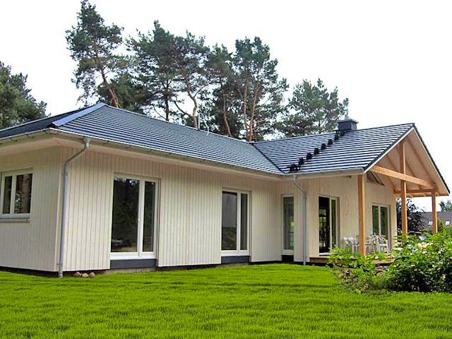 Fertighaus Nordfjord von AKOST Holzhäuser, Bungalow Außenansicht 1