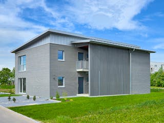 Fertighaus Mehrfamilienhaus Münch von Bau-Fritz - Mehrfamilienhäuser Schlüsselfertig ab 1015000€, Pultdachhaus Außenansicht 2