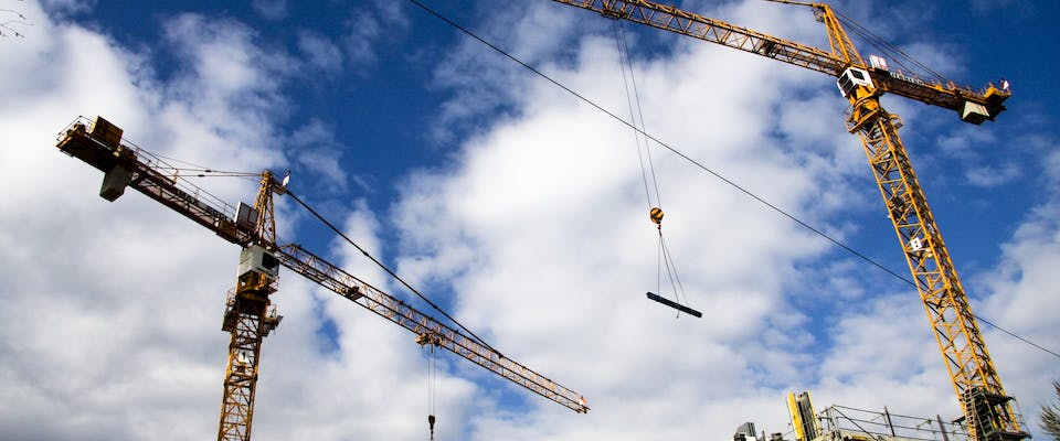 Baukräne auf Baustelle