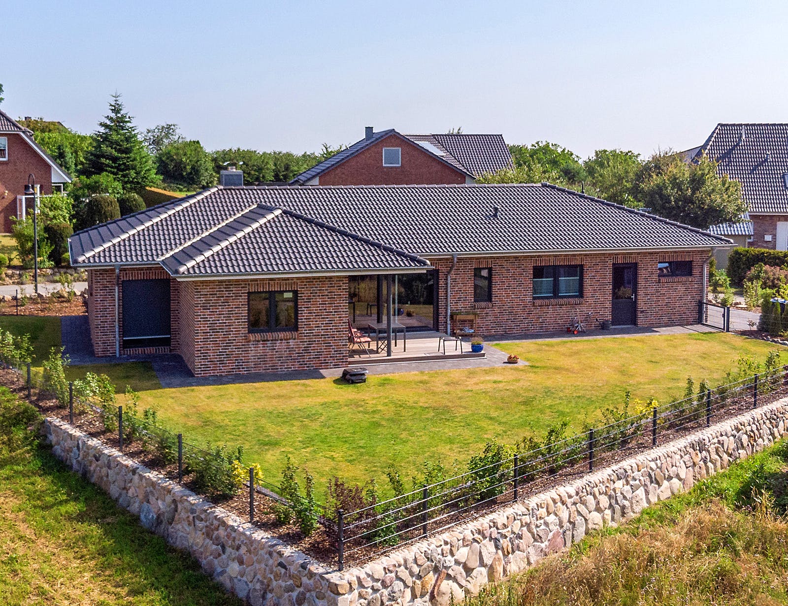 Massivhaus EFH 1.0 - 125 von Dan Concept Massivhaus, Bungalow Außenansicht 1
