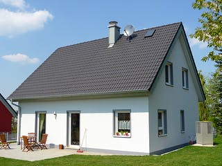 Massivhaus ICON 3+ mit Satteldach von Dennert Massivhaus Ausbauhaus ab 247870€, Satteldach-Klassiker Außenansicht 1