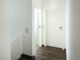 Massivhaus ICON 4 mit Satteldach von Dennert Massivhaus Ausbauhaus ab 263170€, Satteldach-Klassiker Innenansicht 1