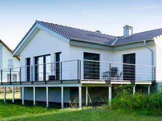 Massivhaus ICON Winkelbungalow von Dennert Massivhaus Ausbauhaus ab 270370€, Bungalow Außenansicht 2
