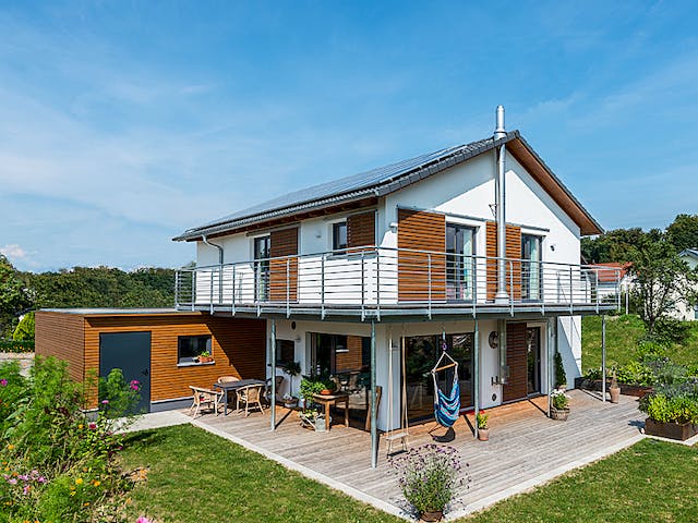 Blockhaus D146 Köstler von Frammelsberger R. Ingenieur-Holzbau, Satteldach-Klassiker Außenansicht 1