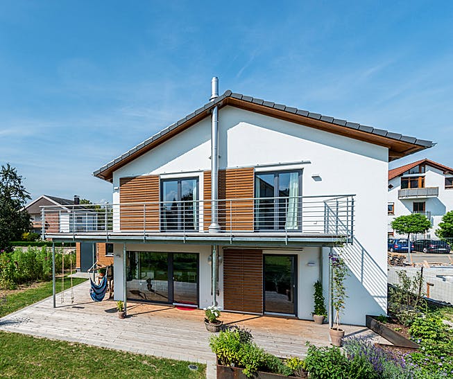 Blockhaus D146 Köstler von Frammelsberger R. Ingenieur-Holzbau, Satteldach-Klassiker Außenansicht 2