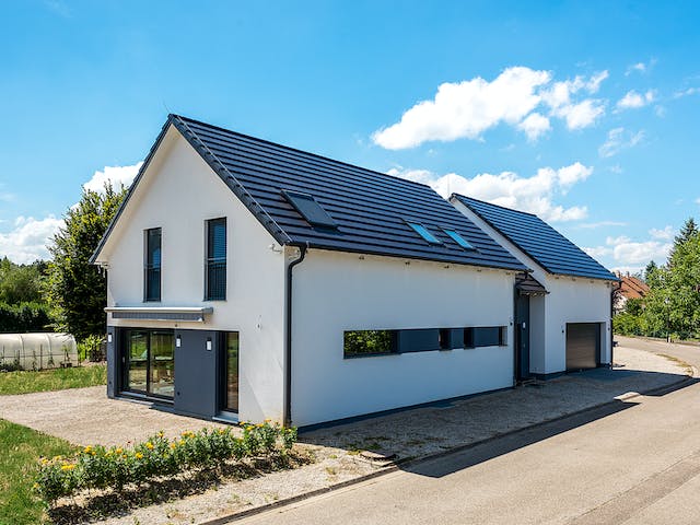 Blockhaus D282 Kocher von Frammelsberger R. Ingenieur-Holzbau, Satteldach-Klassiker Außenansicht 2