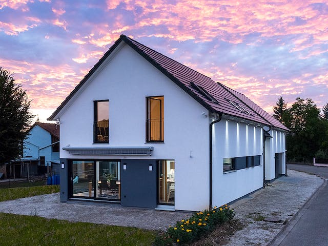 Blockhaus D282 Kocher von Frammelsberger R. Ingenieur-Holzbau, Satteldach-Klassiker Außenansicht 3
