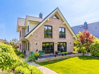 Massivhaus Kapitänshaus 180 von ECO System HAUS Schlüsselfertig ab 385500€, Satteldach-Klassiker Außenansicht 2