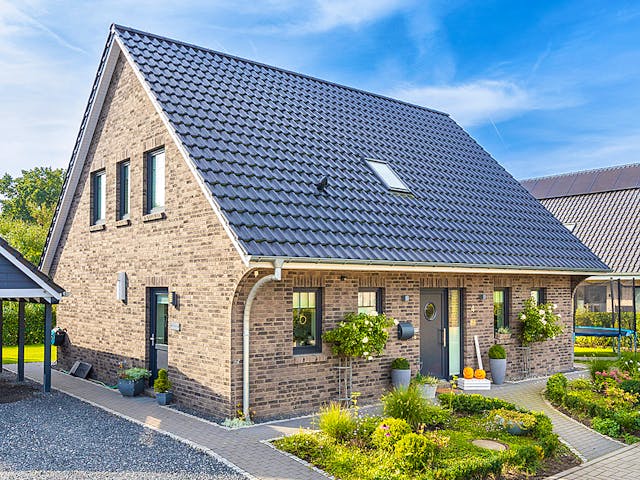 Massivhaus Vario-Haus 130 von ECO System HAUS Schlüsselfertig ab 282700€, Satteldach-Klassiker Außenansicht 1