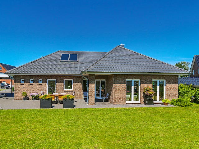 Massivhaus Winkelbungalow 140 von ECO System HAUS Schlüsselfertig ab 306800€, Bungalow Außenansicht 1