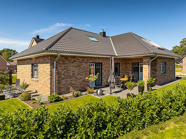 Massivhaus Winkelbungalow 135 von ECO System HAUS Schlüsselfertig ab 305000€, Bungalow Außenansicht 1