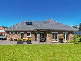 Massivhaus Winkelbungalow 140 von ECO System HAUS, Bungalow Außenansicht 2 Massivhaus Winkelbungalow 140 von ECO System HAUS, Bungalow Außenansicht 2