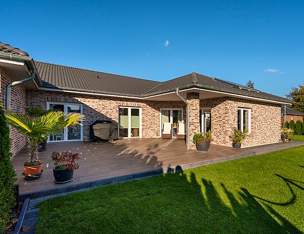 Winkelbungalow mit Walmdach und Terrassenüberdachung mit Säule