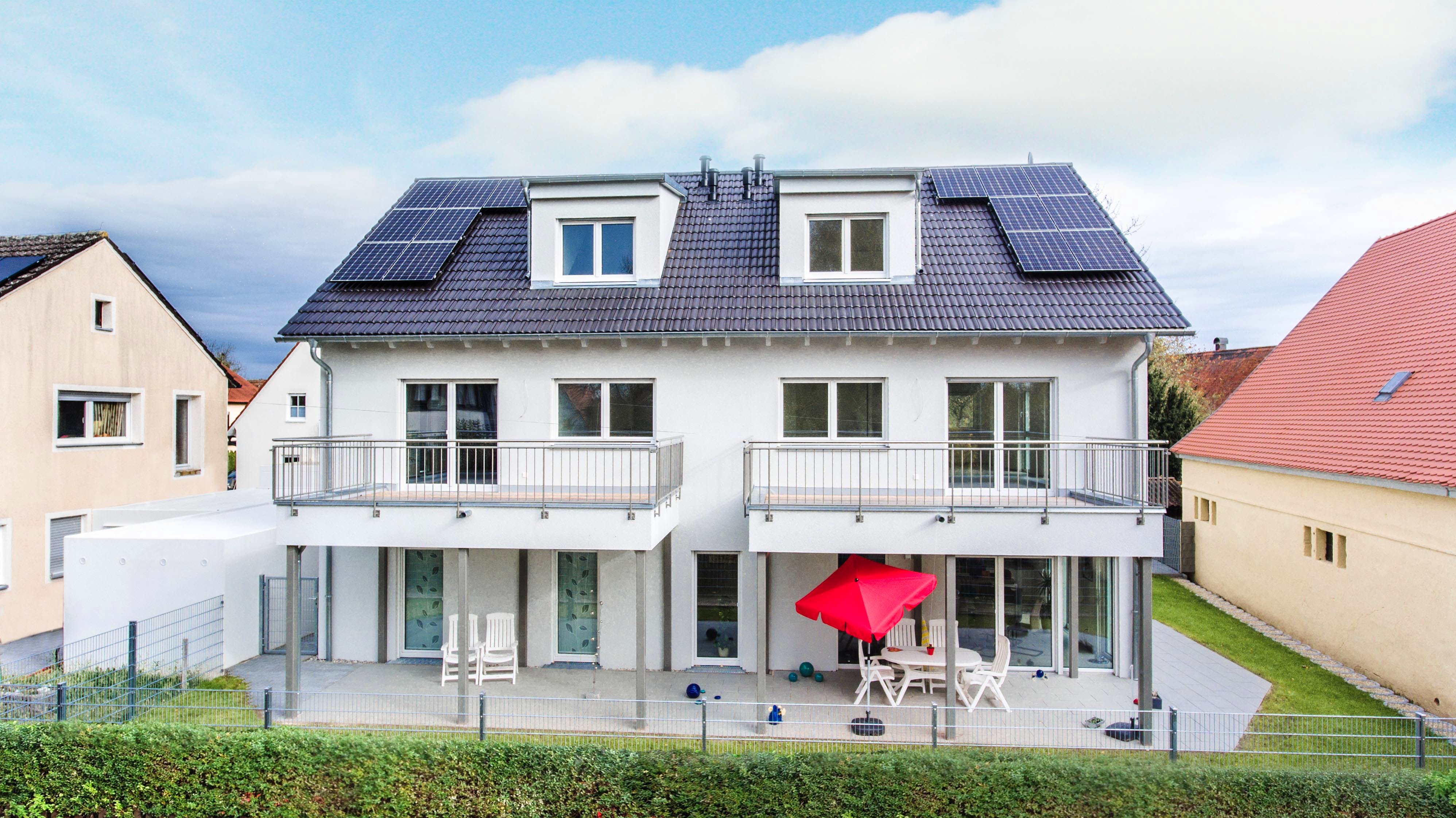 Fertighaus Dreifamilienhaus 324 von FischerHaus Schlüsselfertig ab 1155607€, Satteldach-Klassiker Außenansicht 1
