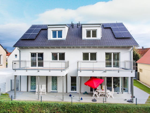Fertighaus Dreifamilienhaus 324 von FischerHaus Schlüsselfertig ab 875460€, Satteldach-Klassiker Außenansicht 1