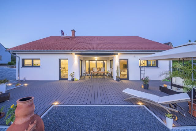 Winkelbungalow in U-Form von FischerHaus