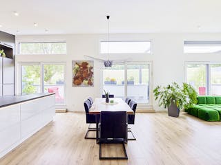 Fertighaus Dreifamilienhaus Chmel von Fertighaus WEISS - Mehrfamilienhäuser, Pultdachhaus Innenansicht 3