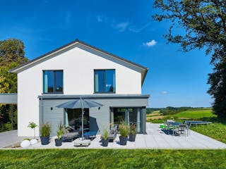 Fertighaus Haus Faber von Fertighaus WEISS Schlüsselfertig ab 560845€, Satteldach-Klassiker Außenansicht 2