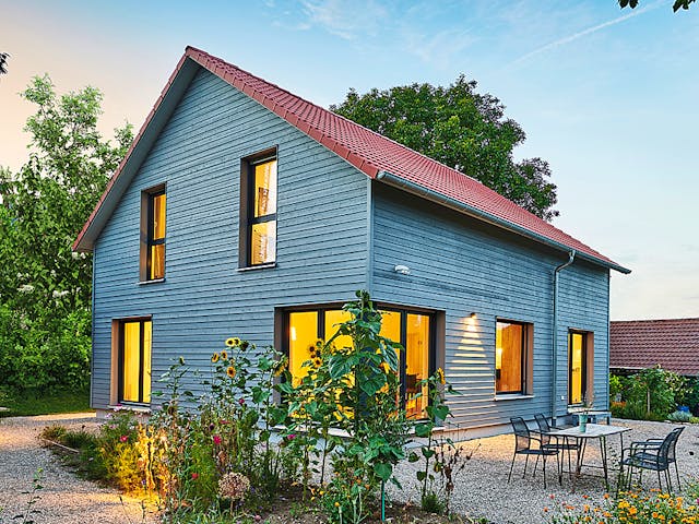Fertighaus Haus Garten von Fertighaus WEISS Schlüsselfertig ab 386073€, Satteldach-Klassiker Außenansicht 1