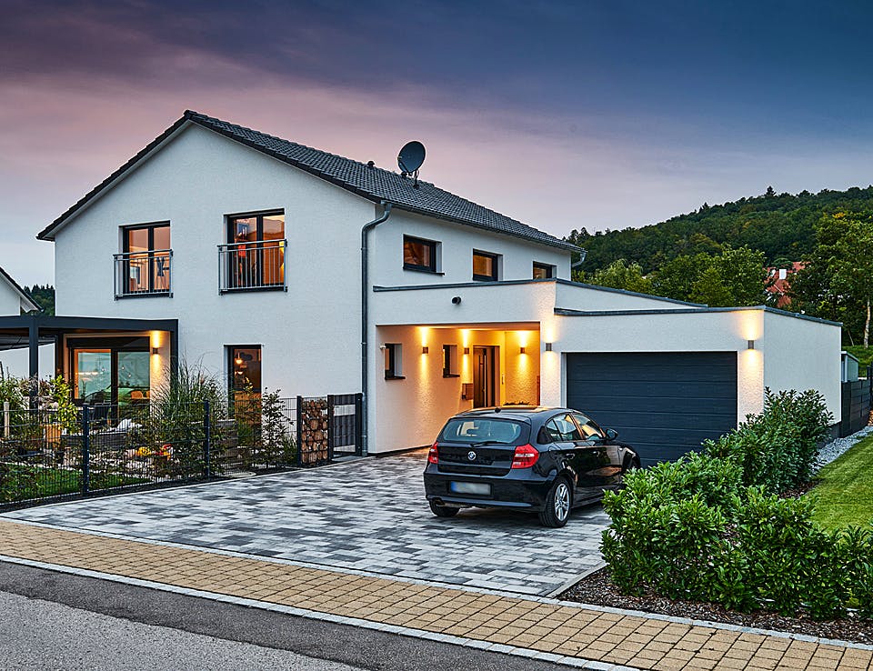 Fertighaus Haus Groß von Fertighaus WEISS Schlüsselfertig ab 467652€, Satteldach-Klassiker Außenansicht 2