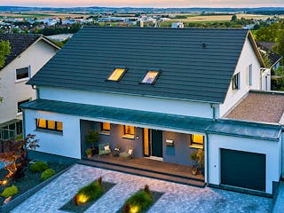 Fertighaus Haus John von Fertighaus WEISS Schlüsselfertig ab 617238€, Satteldach-Klassiker Außenansicht 2