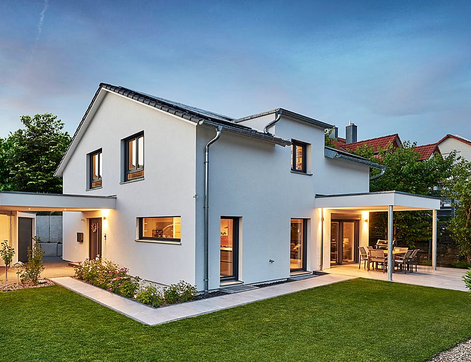 Fertighaus Haus Lenzen von Fertighaus WEISS Schlüsselfertig ab 426833€, Satteldach-Klassiker Außenansicht 1