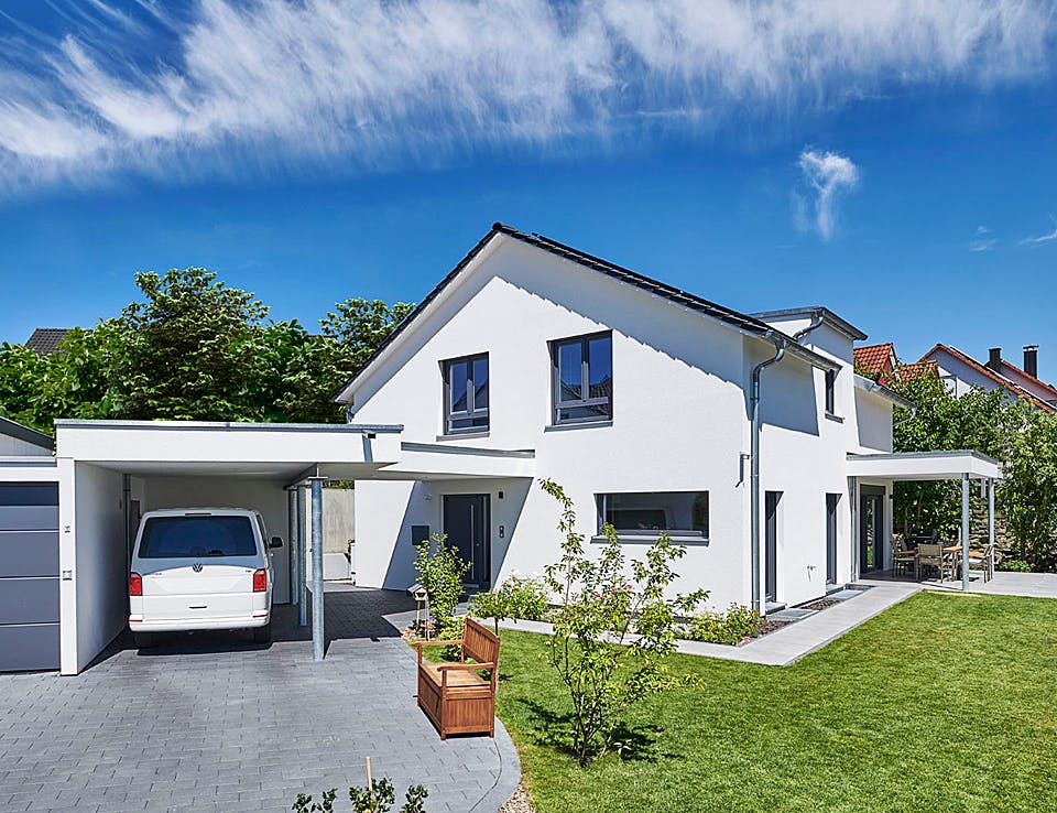 Fertighaus Haus Lenzen von Fertighaus WEISS Schlüsselfertig ab 426833€, Satteldach-Klassiker Außenansicht 2
