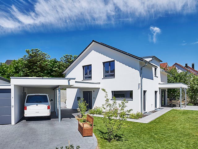 Fertighaus Haus Lenzen von Fertighaus WEISS Schlüsselfertig ab 426833€, Satteldach-Klassiker Außenansicht 2