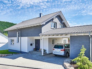 Fertighaus Haus Zaiser von Fertighaus WEISS Schlüsselfertig ab 436190€, Satteldach-Klassiker Außenansicht 2