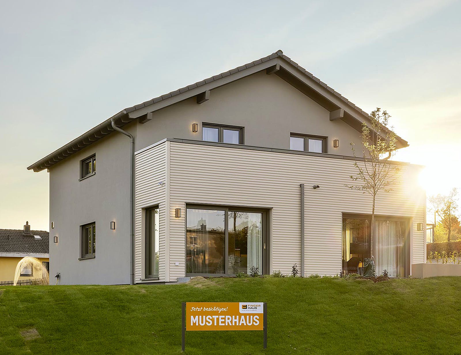 Fertighaus MH Würzburg - ARTIS 350 von FingerHaus Schlüsselfertig ab 481777€, Satteldach-Klassiker Außenansicht 2