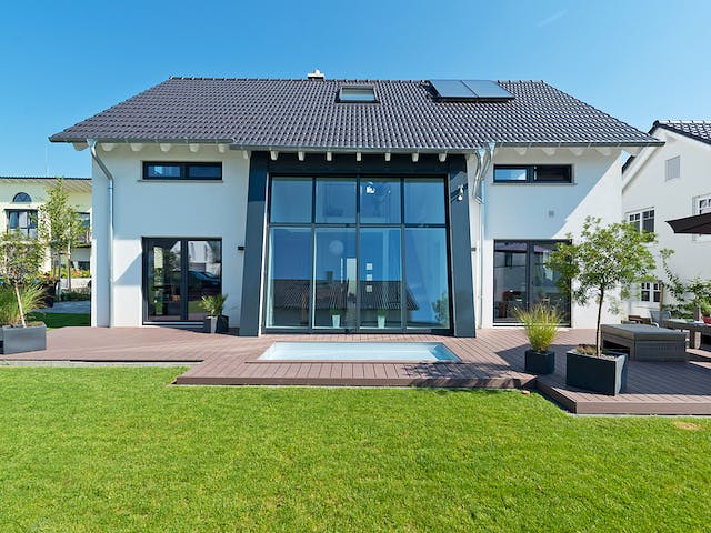 Fertighaus Luma von Fingerhut Haus Schlüsselfertig ab 486875€, Satteldach-Klassiker Außenansicht 2