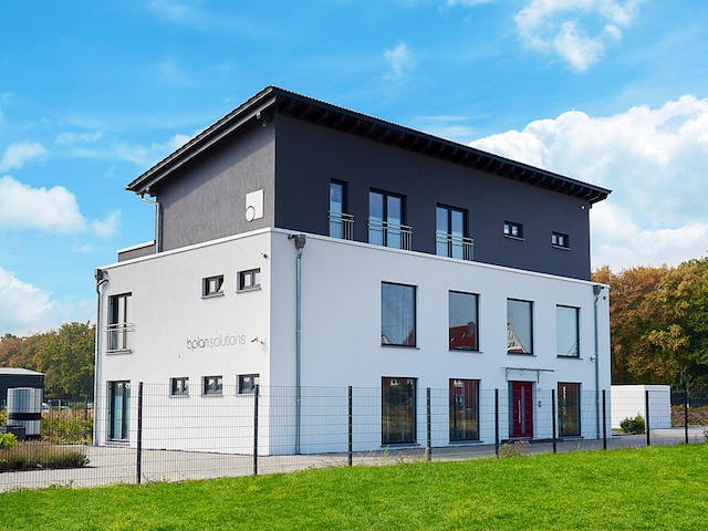 Fertighaus Zweifamilienhaus Tasko von FINGERHUT-HAUS Zwei- & Mehrfamilienhäuser Schlüsselfertig ab 970861€, Außenansicht 3