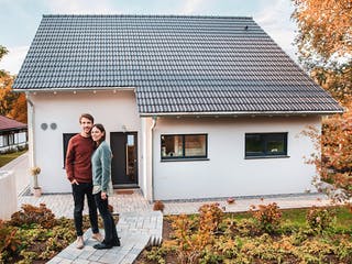 Fertighaus Vinaro von Fingerhut Haus Schlüsselfertig ab 449083€, Satteldach-Klassiker Außenansicht 2