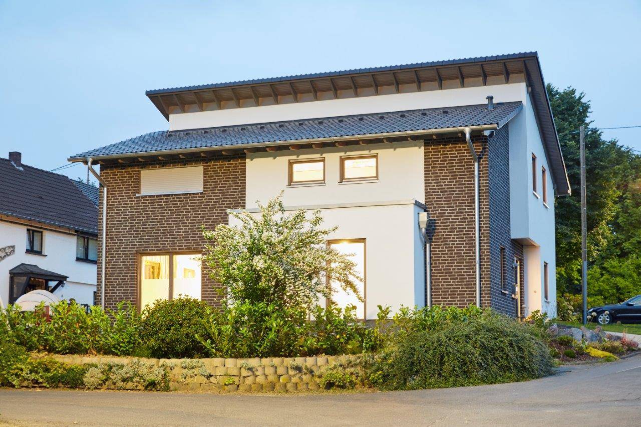 Fertighaus Finkenberg von GUSSEK HAUS Schlüsselfertig ab 438900€, Pultdachhaus Außenansicht 1