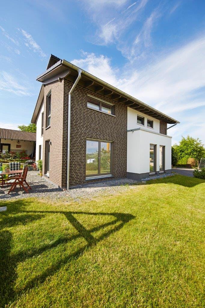 Fertighaus Finkenberg von GUSSEK HAUS Schlüsselfertig ab 438900€, Pultdachhaus Außenansicht 2