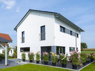 Fertighaus Modern 152 von FischerHaus Schlüsselfertig ab 637770€, Satteldach-Klassiker Außenansicht 1