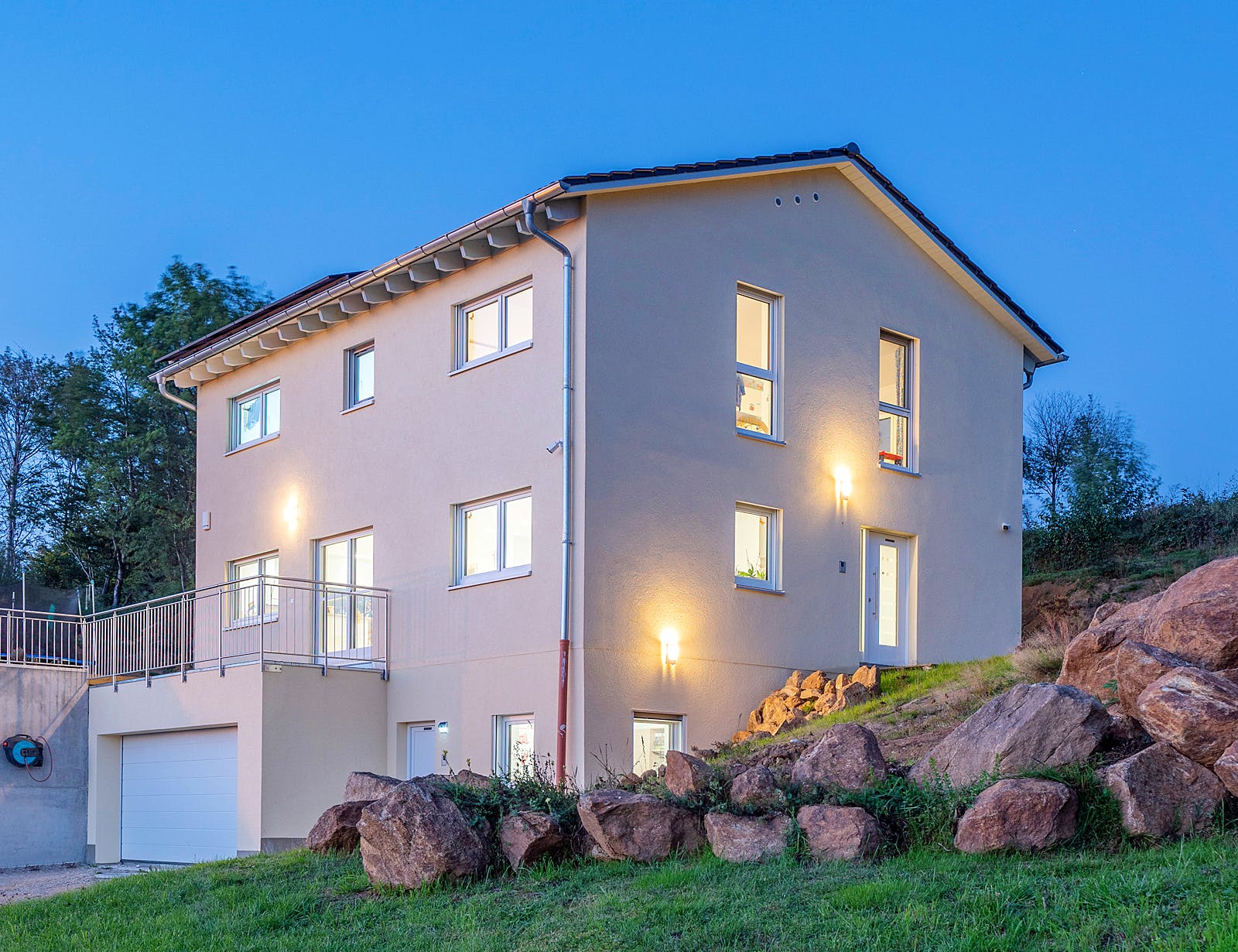 Fertighaus Modern 238 von FischerHaus Schlüsselfertig ab 548559€, Satteldach-Klassiker Außenansicht 1