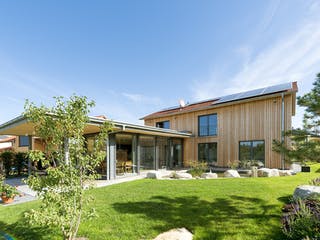 Fertighaus F150 - Kega von Fluck Holzbau Schlüsselfertig ab 400000€, Satteldach-Klassiker Außenansicht 3