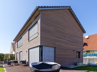 Fertighaus F172 - Gruber von Fluck Holzbau Schlüsselfertig ab 420000€, Satteldach-Klassiker Außenansicht 2
