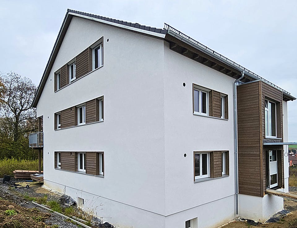 Fertighaus Mehrfamilienhaus mit sechs Wohneinheiten von Frammelsberger Holzbau - Mehrfamilienhäuser, Außenansicht 2