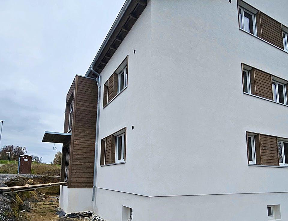 Fertighaus Mehrfamilienhaus mit sechs Wohneinheiten von Frammelsberger Holzbau - Mehrfamilienhäuser, Außenansicht 3