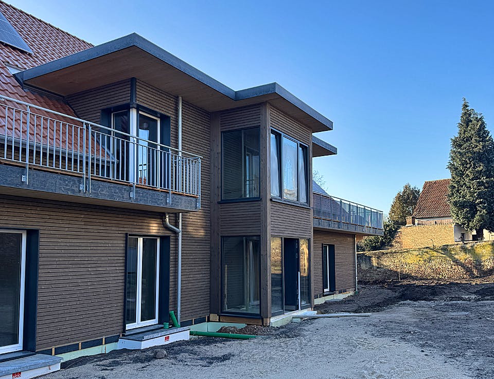 Fertighaus Mehrfamilienhaus mit sieben Wohneinheiten von Frammelsberger Holzbau - Mehrfamilienhäuser, Außenansicht 2