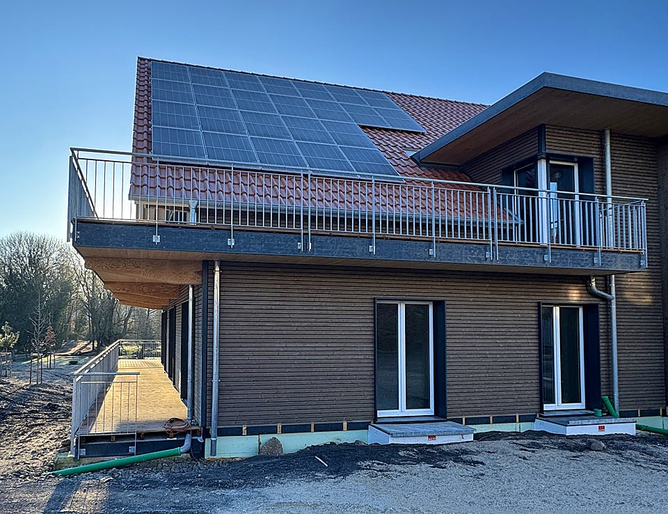 Fertighaus Mehrfamilienhaus mit sieben Wohneinheiten von Frammelsberger Holzbau - Mehrfamilienhäuser, Außenansicht 3