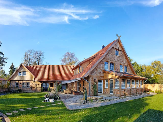 Fertighaus Alte Schmiede von Fuhrberger Zimmerei Betriebsges. mbH, Satteldach-Klassiker Außenansicht 1