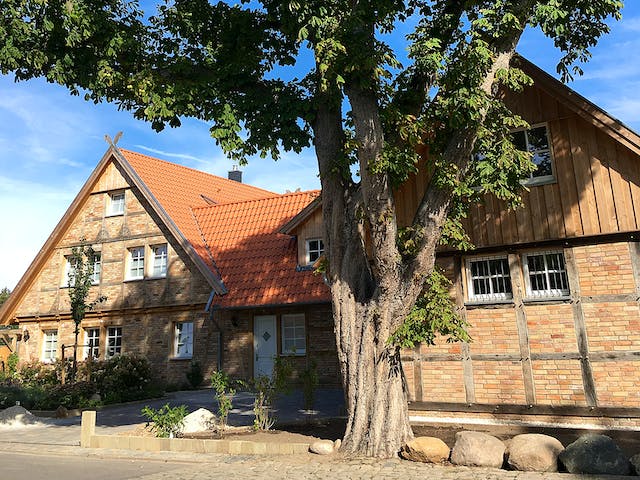 Fertighaus Alte Schmiede von Fuhrberger Zimmerei Betriebsges. mbH, Satteldach-Klassiker Außenansicht 3