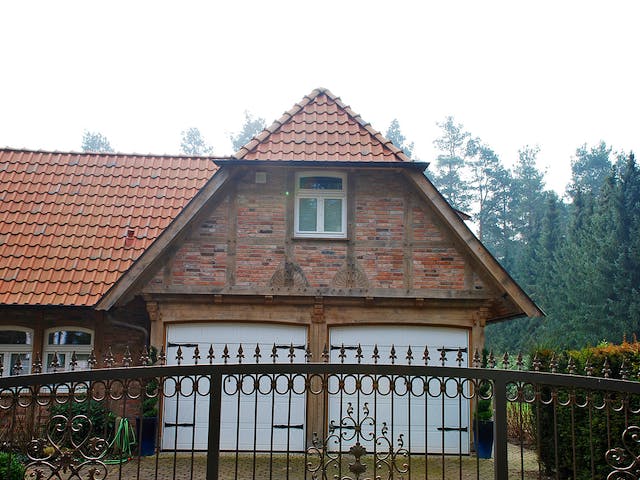 Fertighaus Fachwerkhaus mit Zwischenbau & Nebengebäude von Fuhrberger Zimmerei Betriebsges. mbH, Fachwerk Außenansicht 3