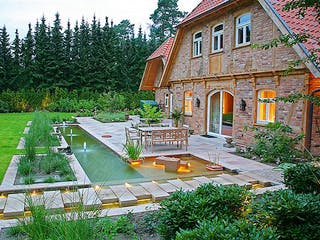 Fertighaus Fachwerkhaus mit Zwischenbau & Nebengebäude von Fuhrberger Zimmerei Betriebsges. mbH, Fachwerk Außenansicht 4